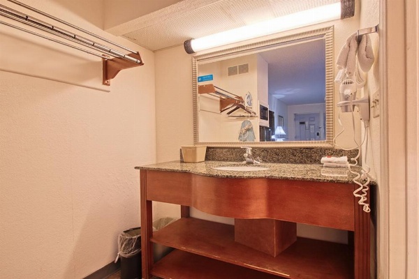 Regency Inn & Suites image 9
