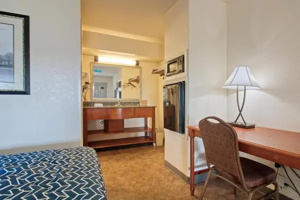 Regency Inn & Suites 8