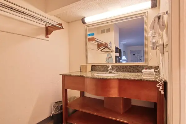 Regency Inn & Suites 9